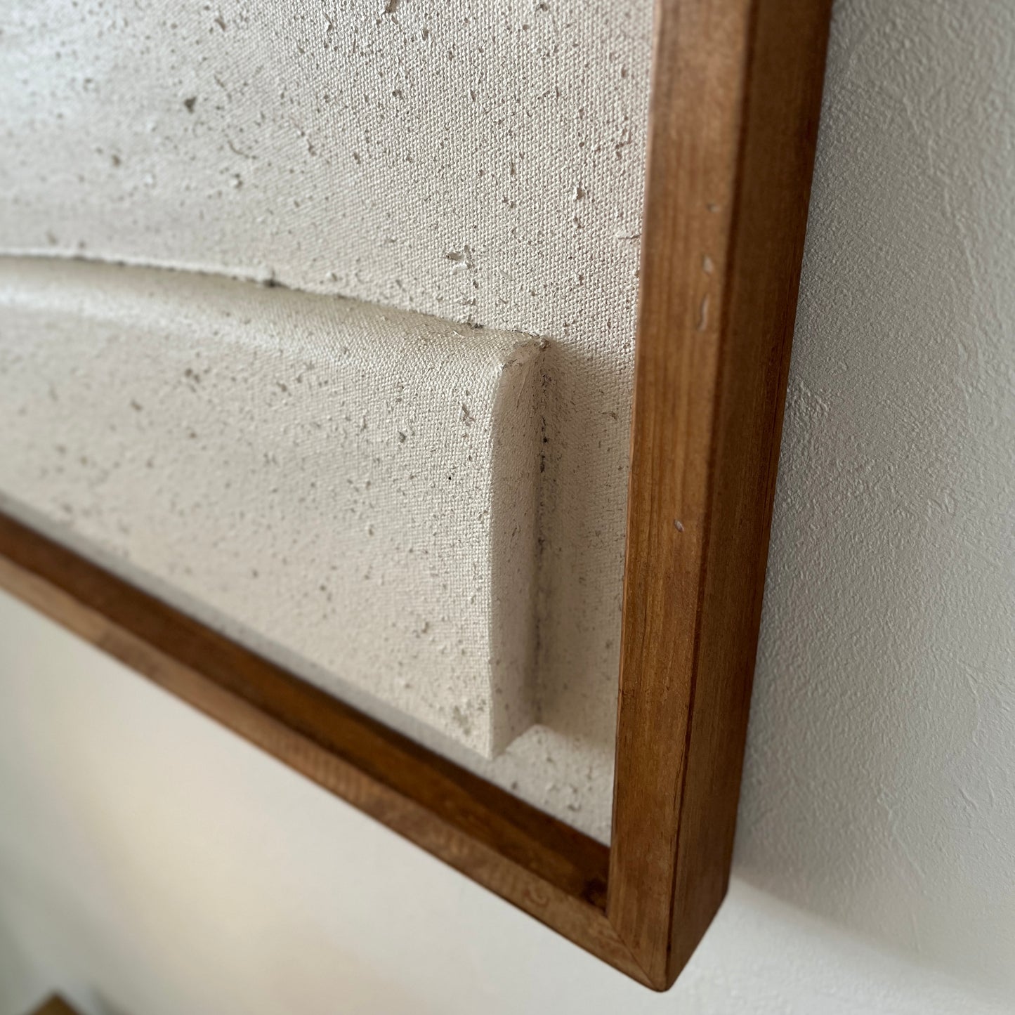 ベージュの立体的なウッドピースが貼り付けられたアート