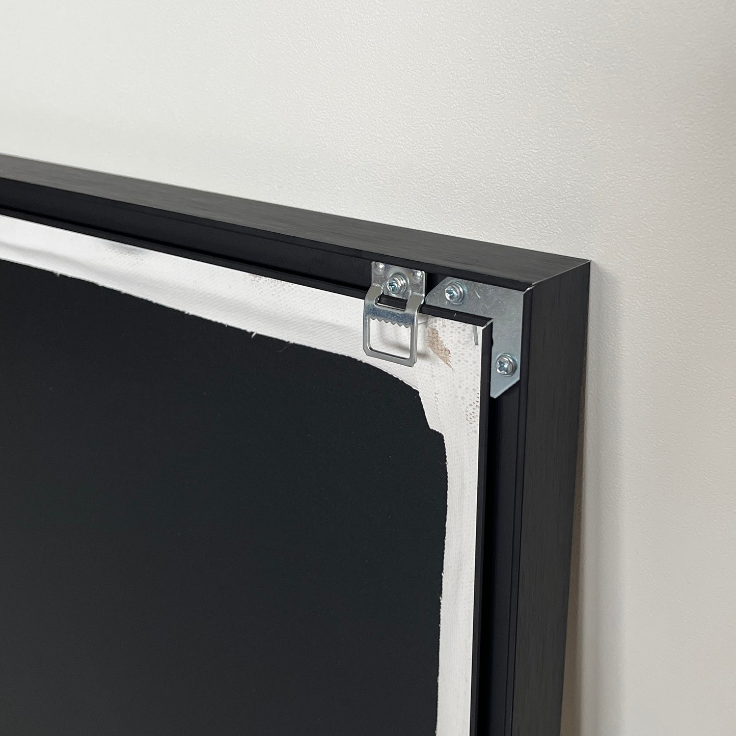 表面に凹凸があるモノトーンカラーのアートのフック