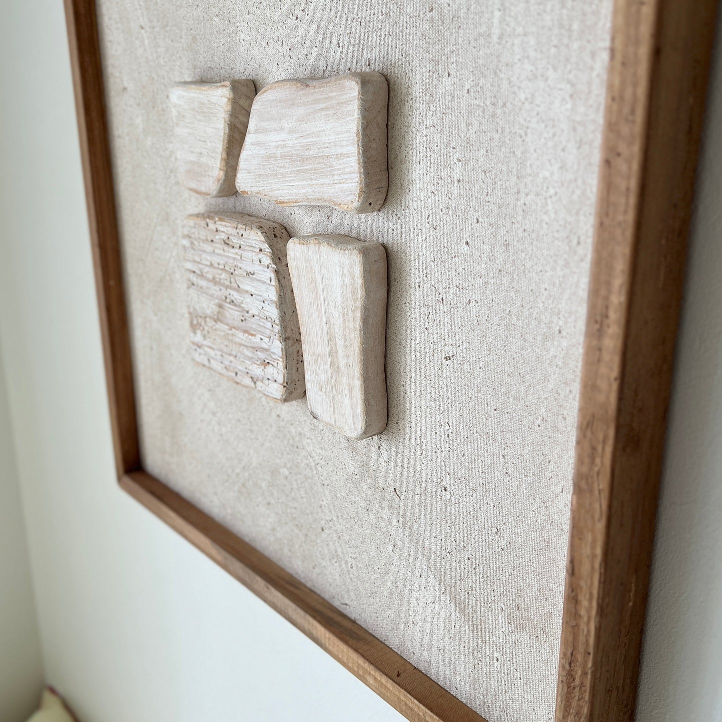 ベージュの立体的なウッドピースが貼り付けられたアート