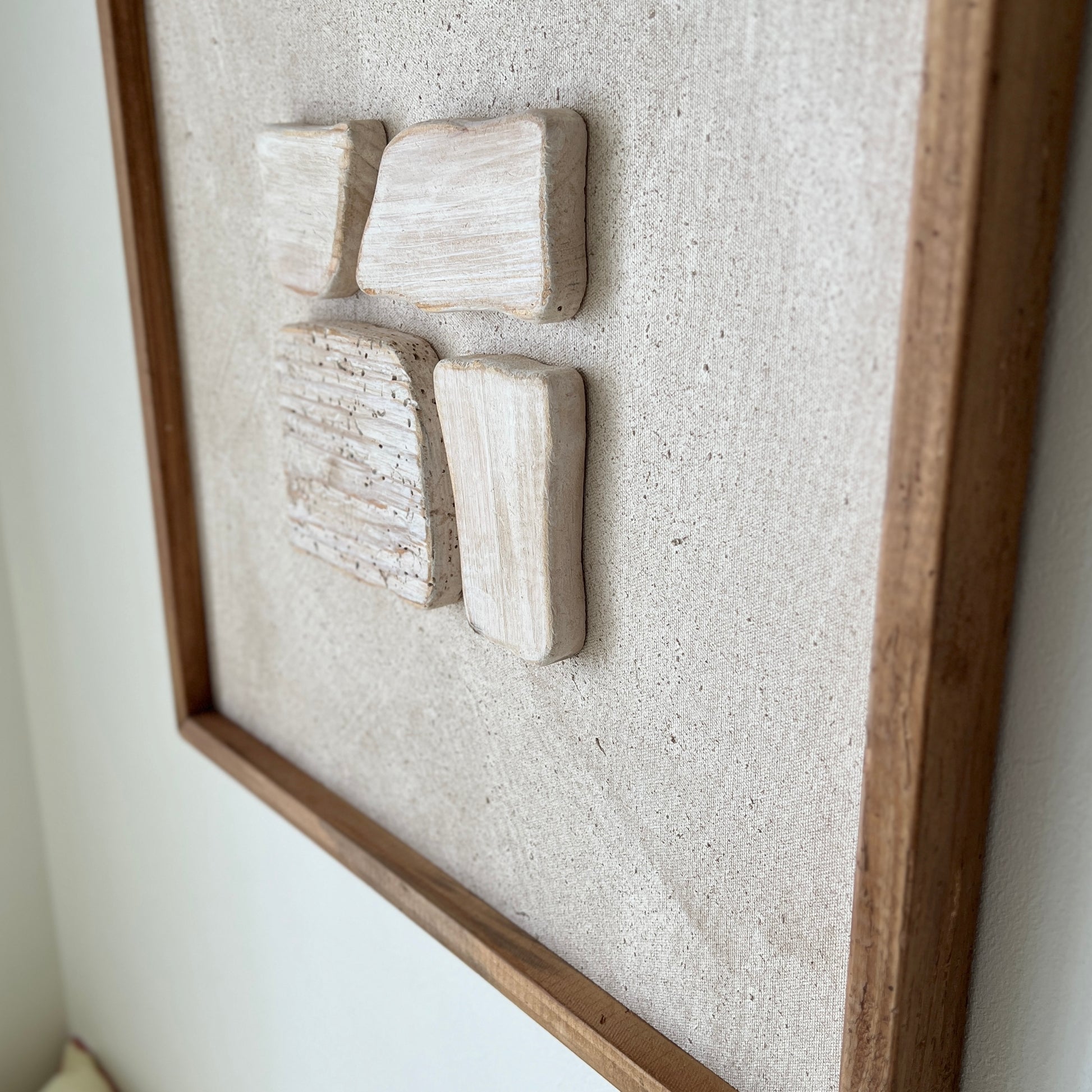 ベージュの立体的なウッドピースが貼り付けられたアート