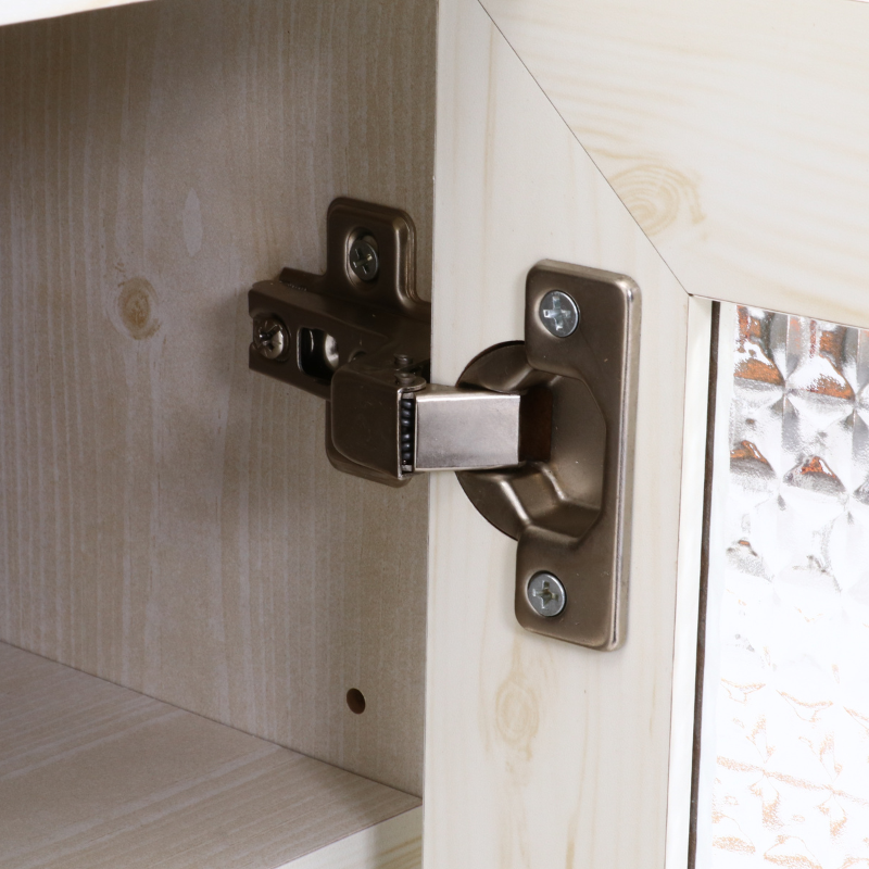 キッチンカウンターの金具の接合部分を写している様子