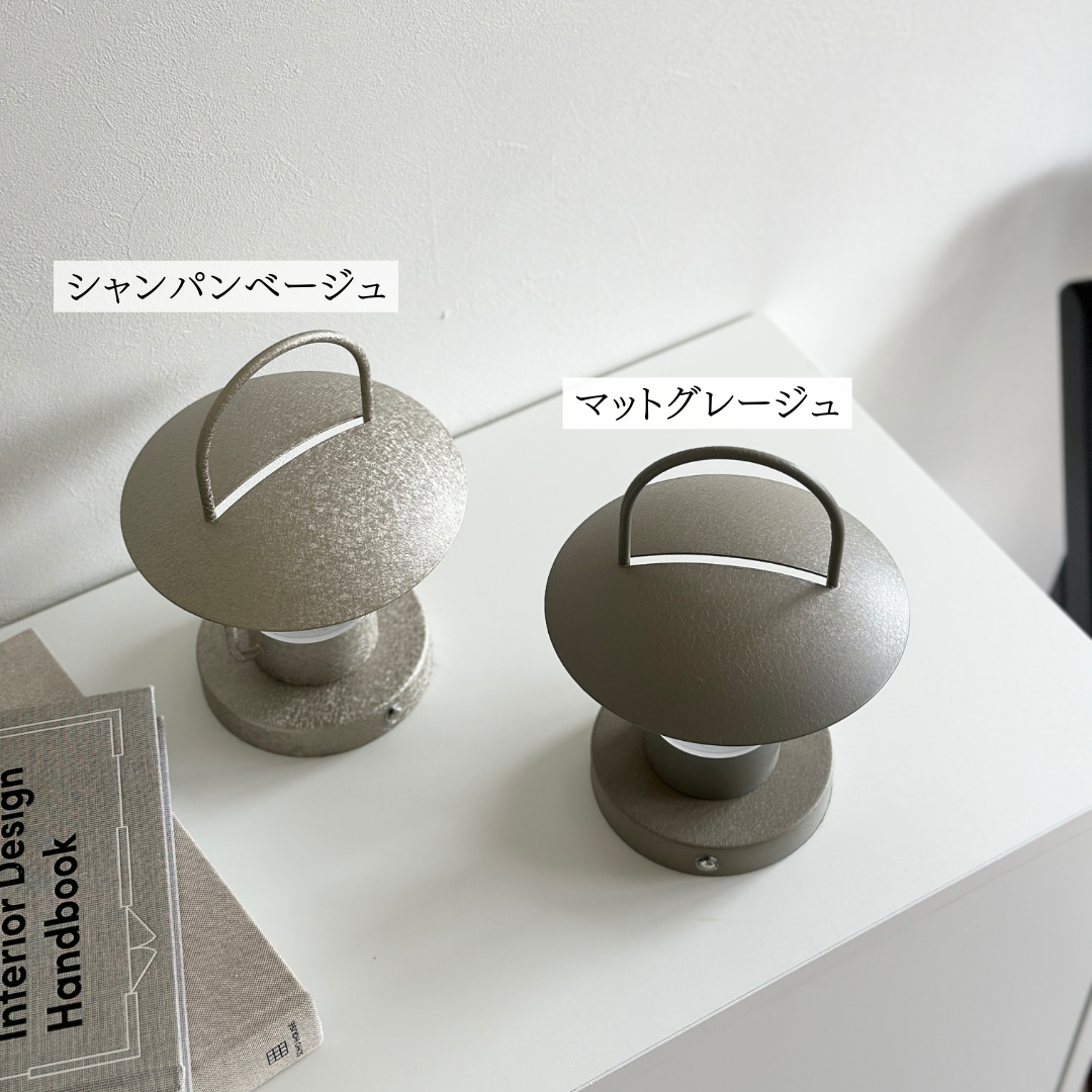 ランタンのような形をしたライトの2種類の色