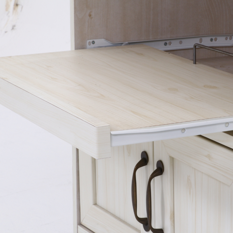 キッチンカウンター上段の引き出しを写している様子