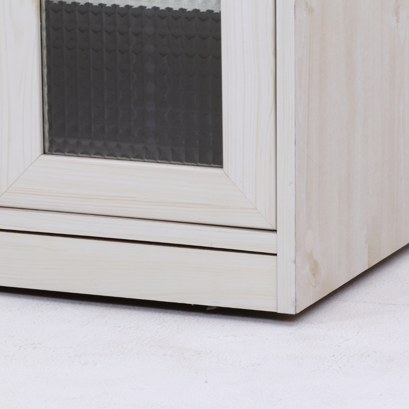 キッチンカウンター底部分を写している様子