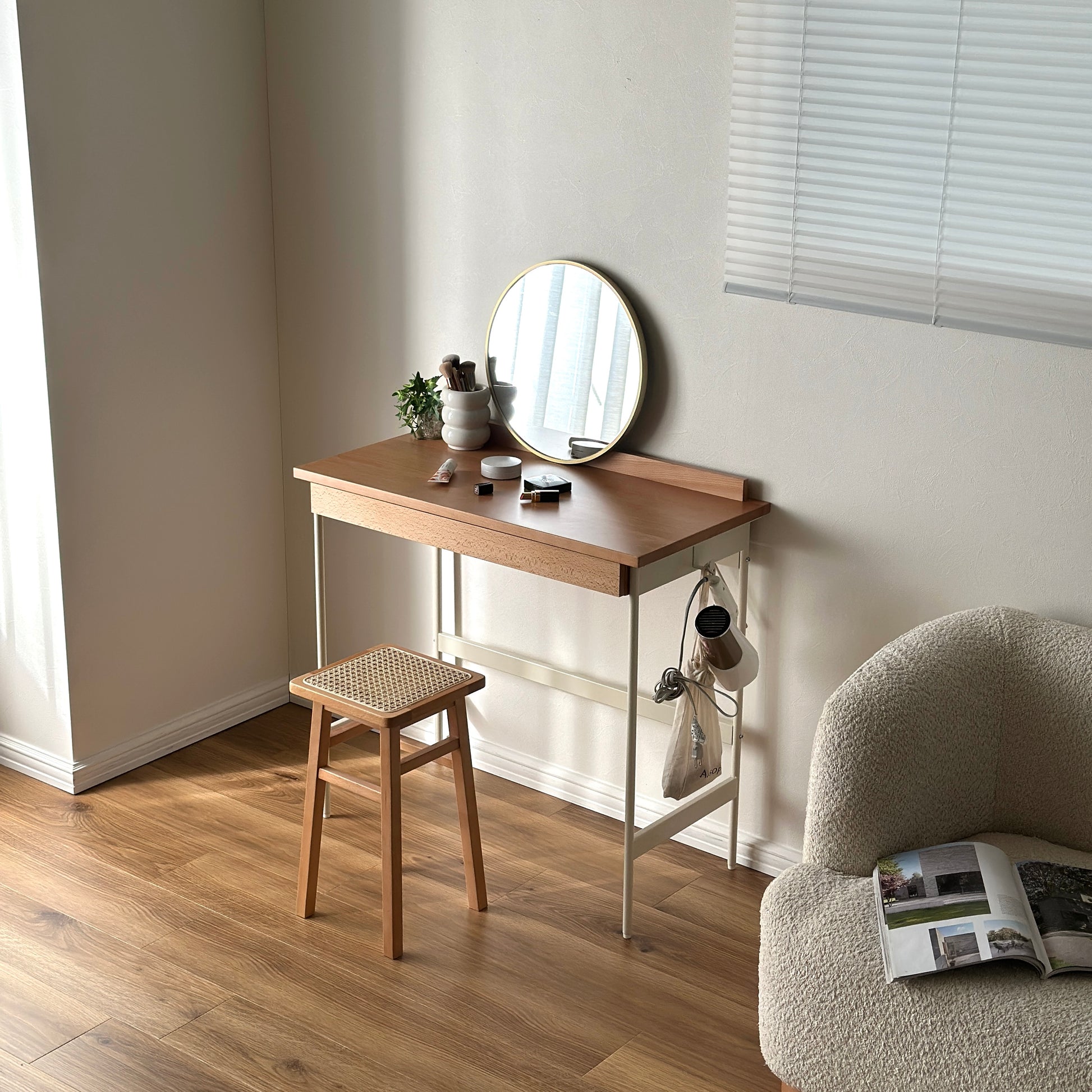 ウッドとスチール素材のデスクをドレッサーにしている様子