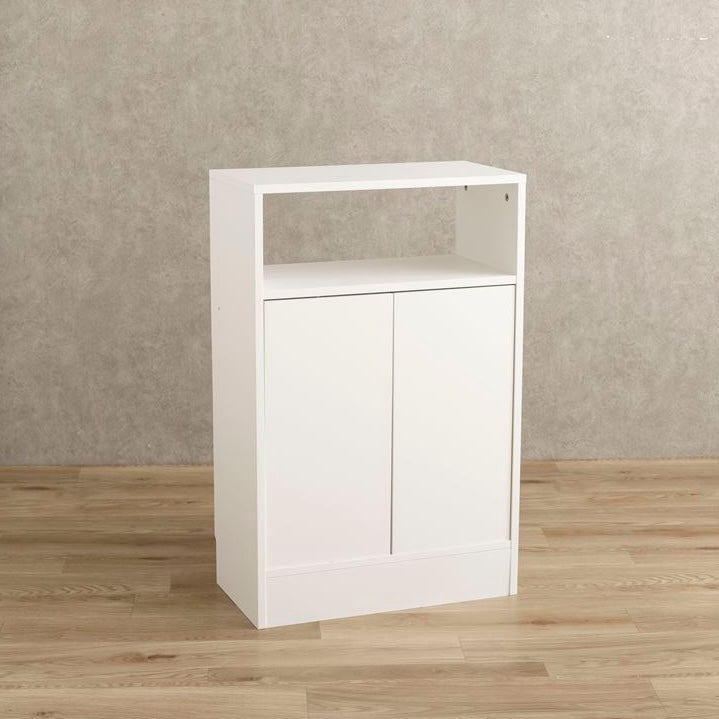 白の扉付きの収納とオープン棚が組み合わさったキャビネット