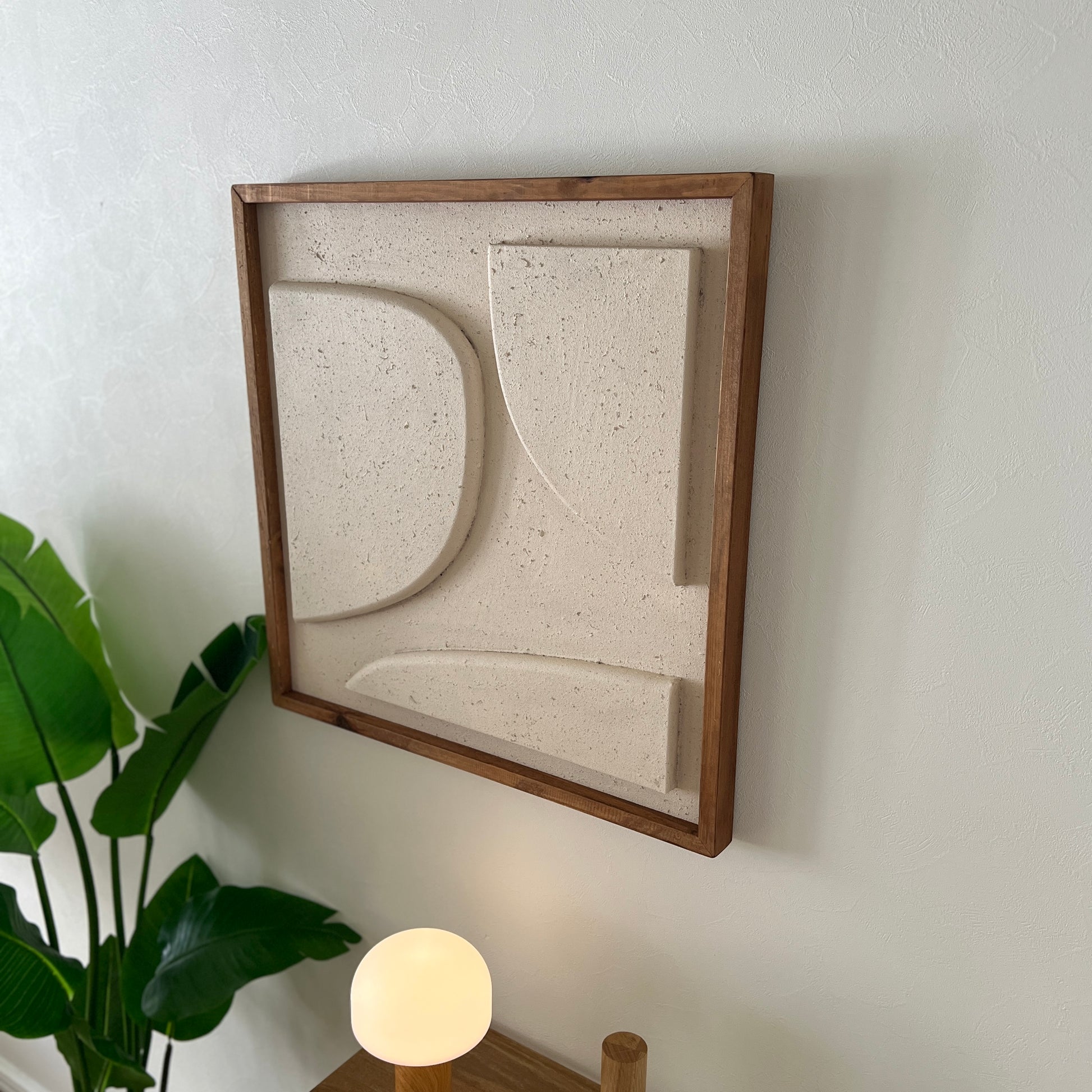 ベージュの立体的なウッドピースが貼り付けられたアート