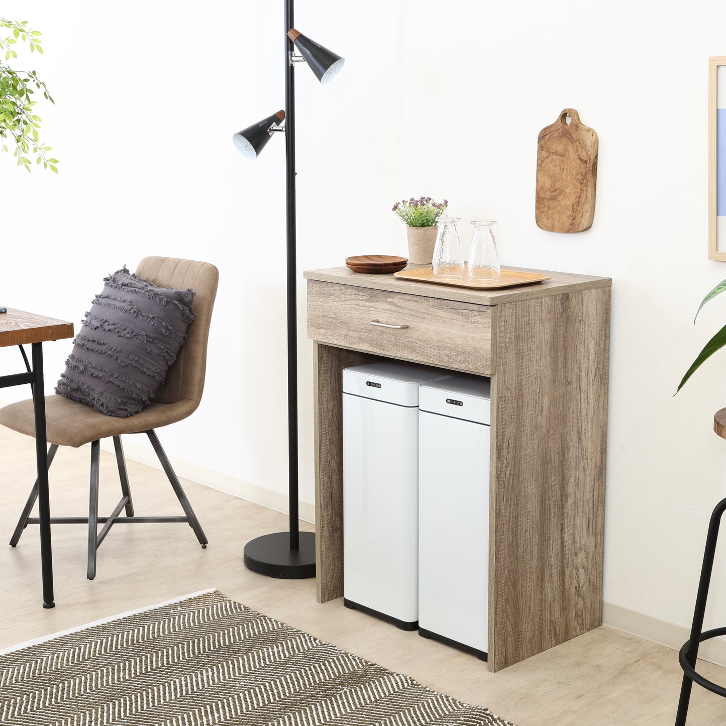 グレーのゴミ箱が収納できるキッチン棚