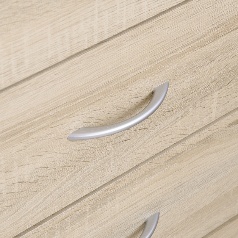 4段チェストナチュラルの引き出し取手を写している様子