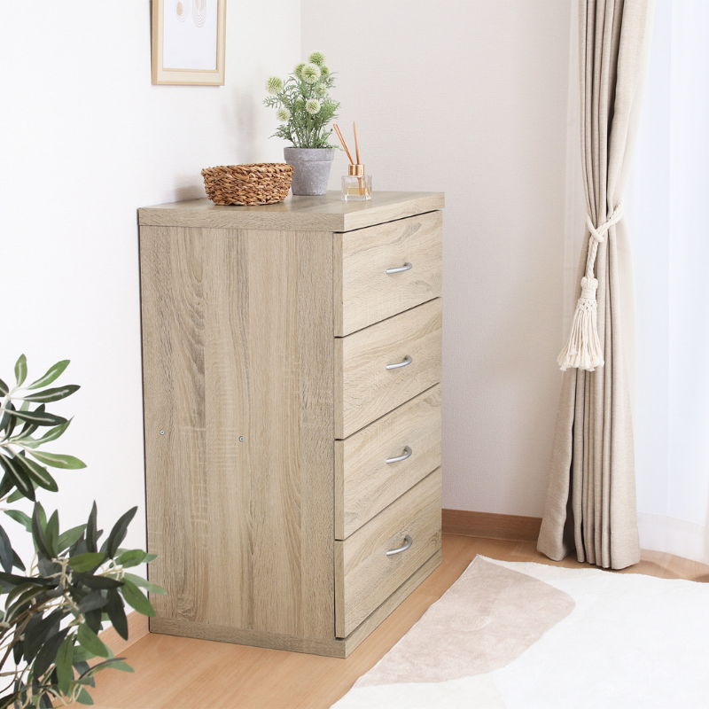 4段チェストナチュラルが壁際に置いてある様子