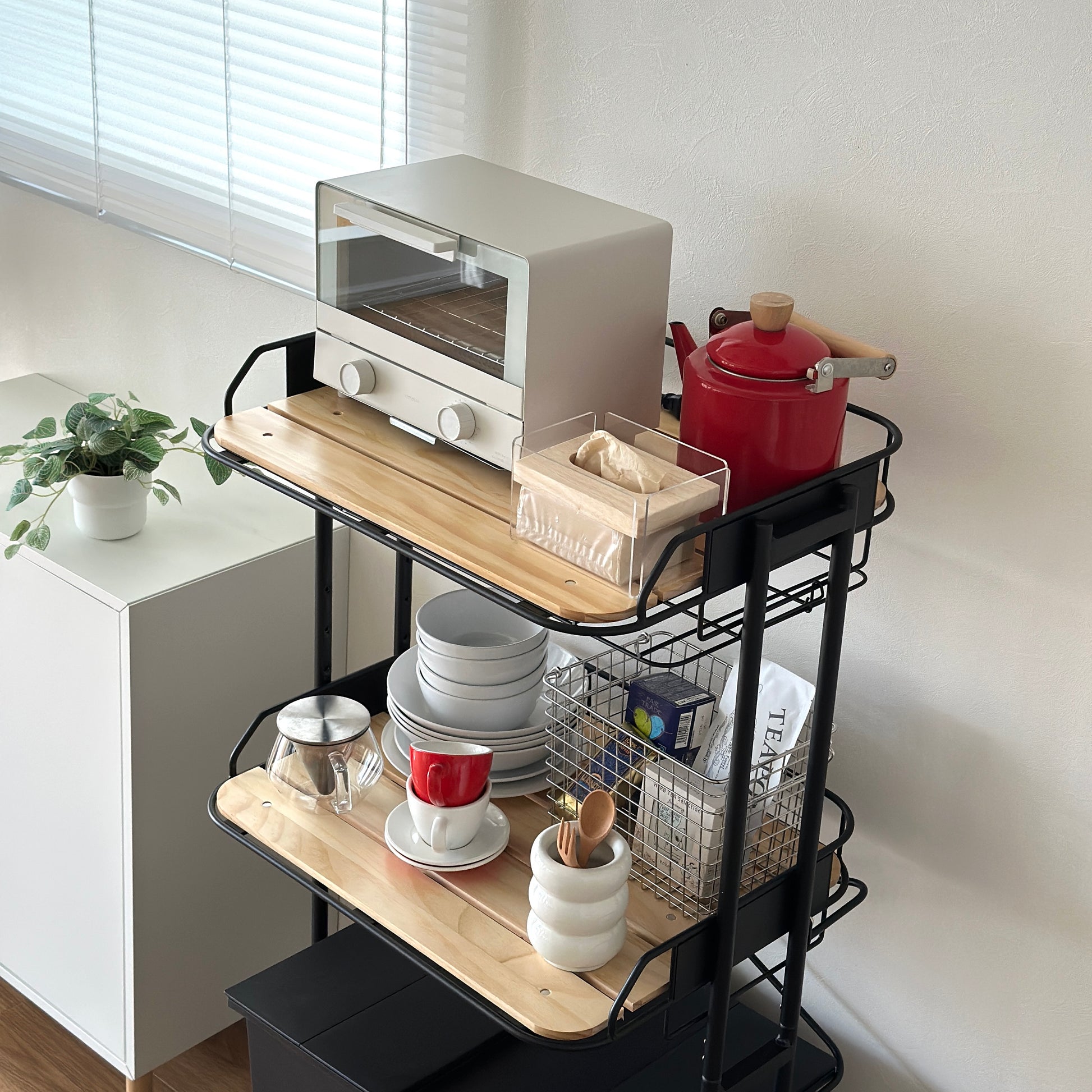 ブラックとウッドのキッチンラックにキッチン用品が置かれている様子
