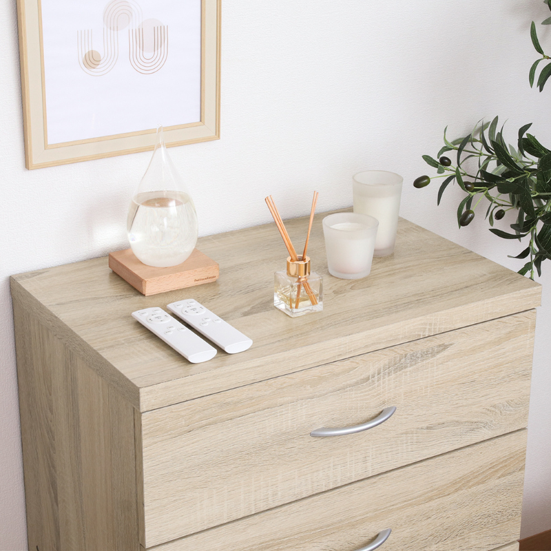 4段チェストナチュラルの上部天板に雑貨類がディスプレイされている様子