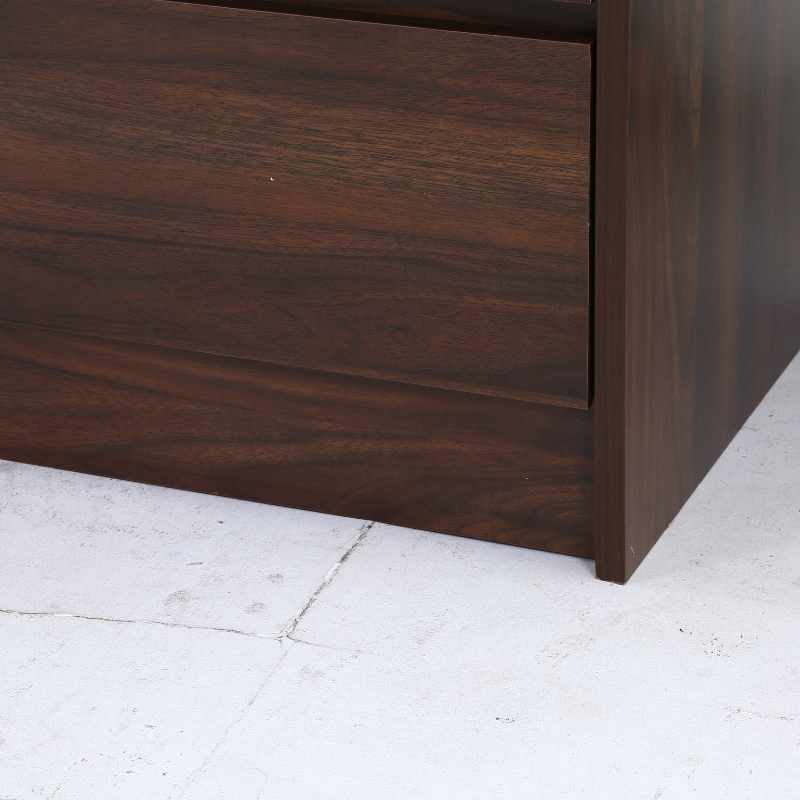 4段チェストウォルナット下部を写している様子