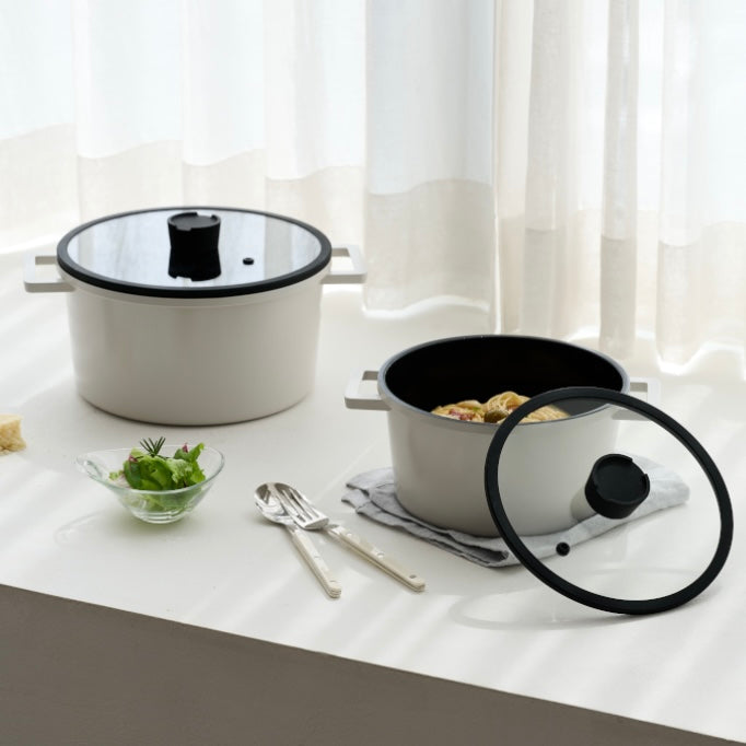 蓋付きの両手鍋が窓際に置かれている