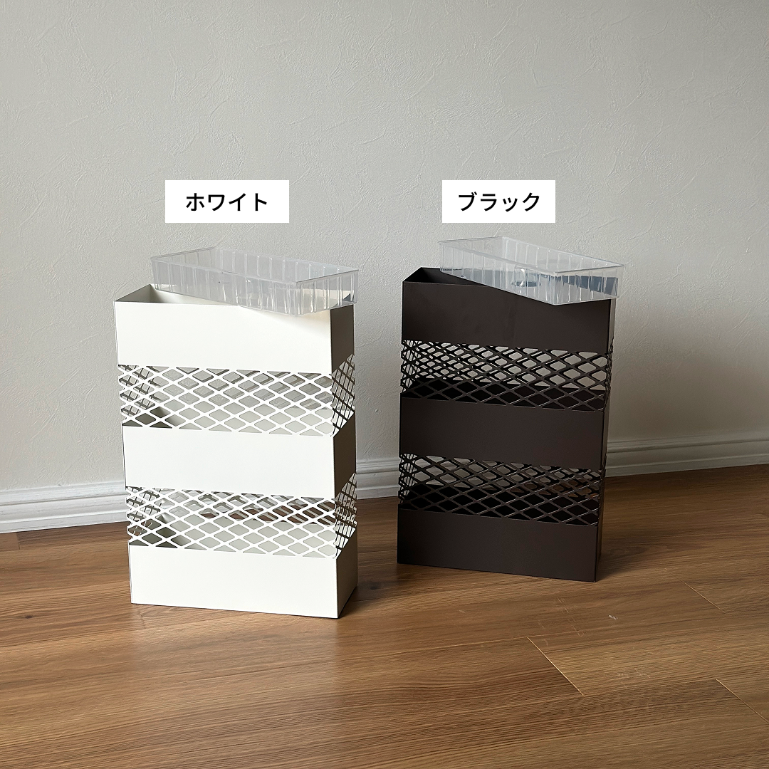 メッシュの傘立てのホワイトとブラックの2色展開で並べられている様子