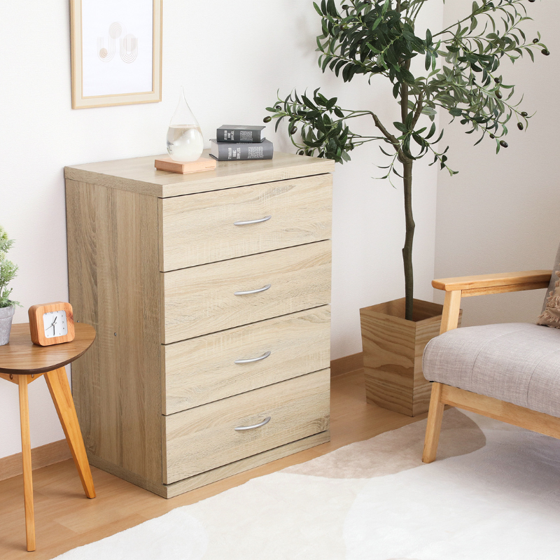 ソファ横に4段チェストナチュラルが置いてある様子