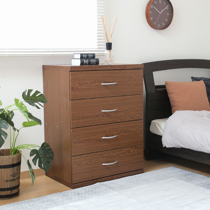 ベッドサイドに4段チェストブラウンが置いてある様子