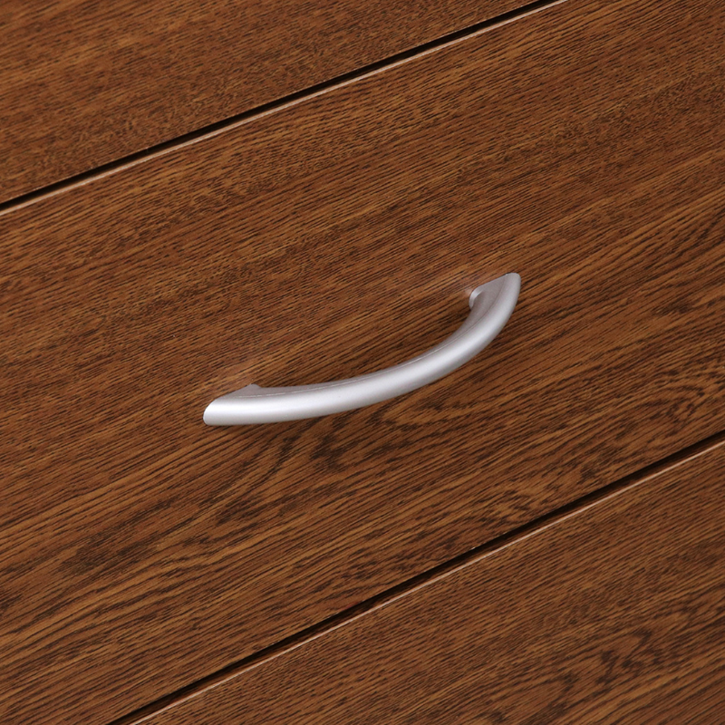 4段チェストブラウンの引き出し取手を写している様子