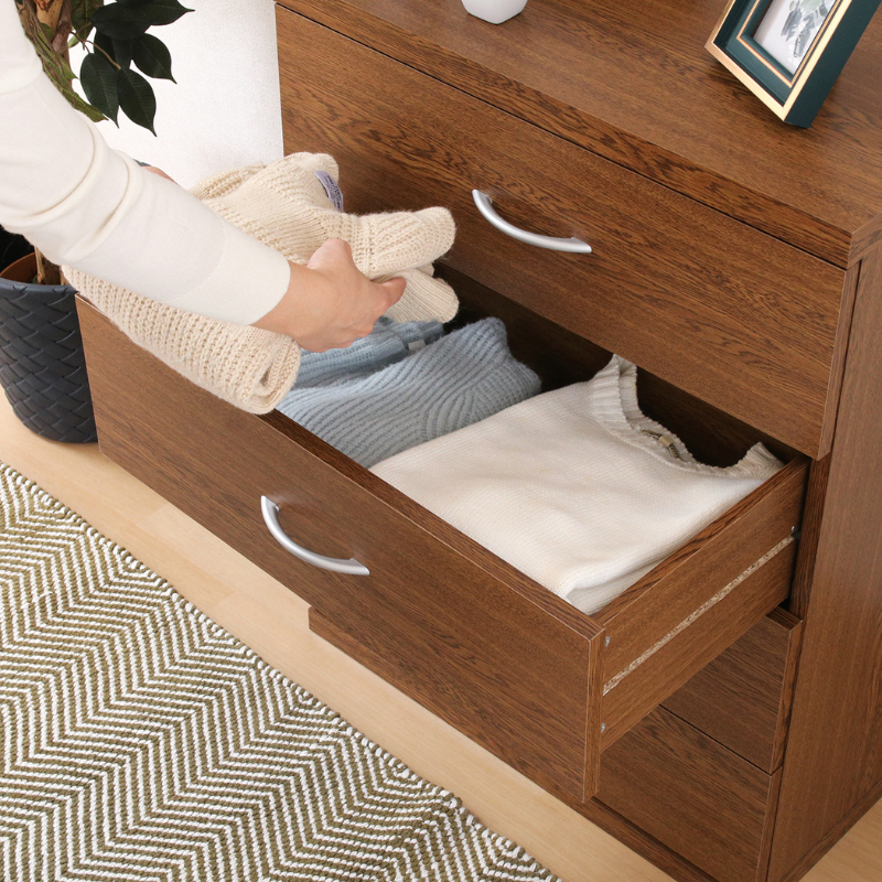 4段チェストブラウンの引き出しに衣類が収納されている様子