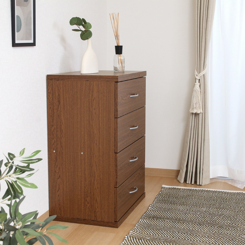 4段チェストブラウンが壁際に置いてある様子