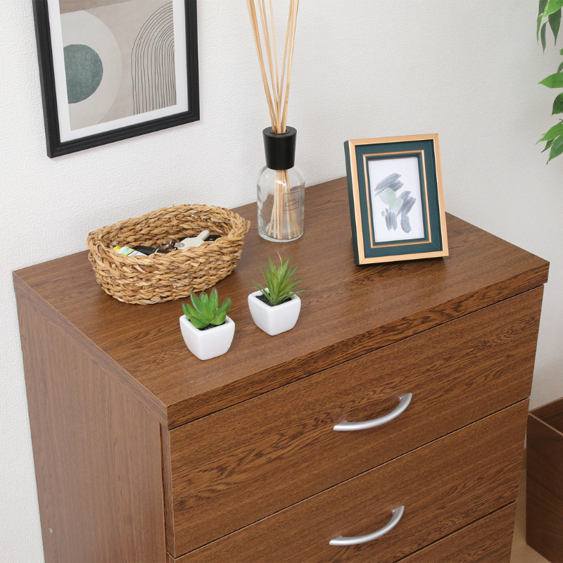 4段チェストブラウンの上部天板に雑貨類がディスプレイされている様子