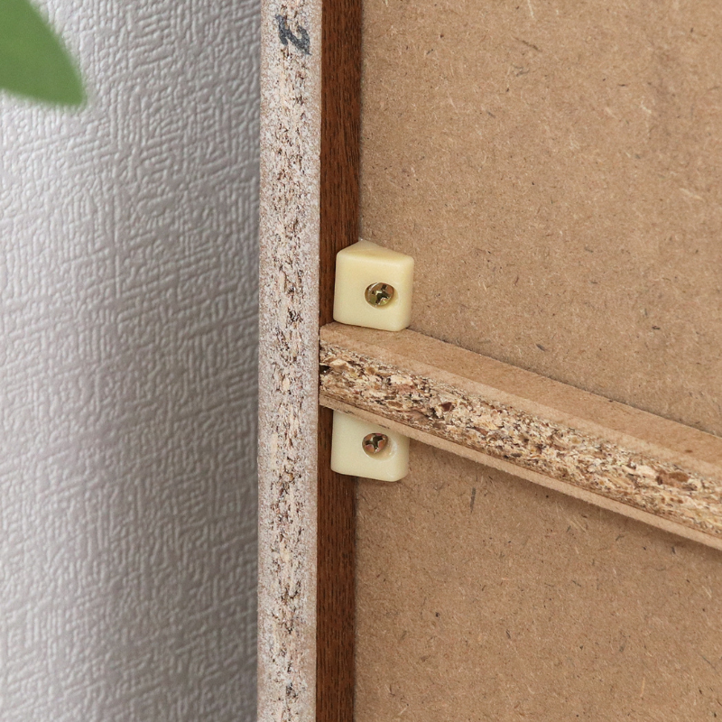 4段チェストの背面の設計を写している様子