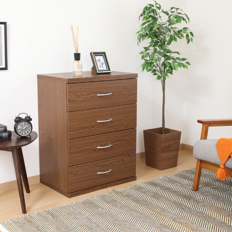 ソファ横に4段チェストブラウンが置いてある様子