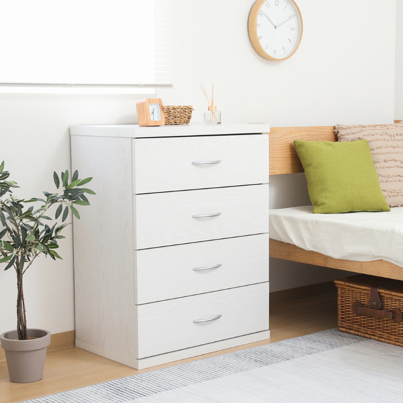 ベッドサイドに4段チェストホワイトが置いてある様子