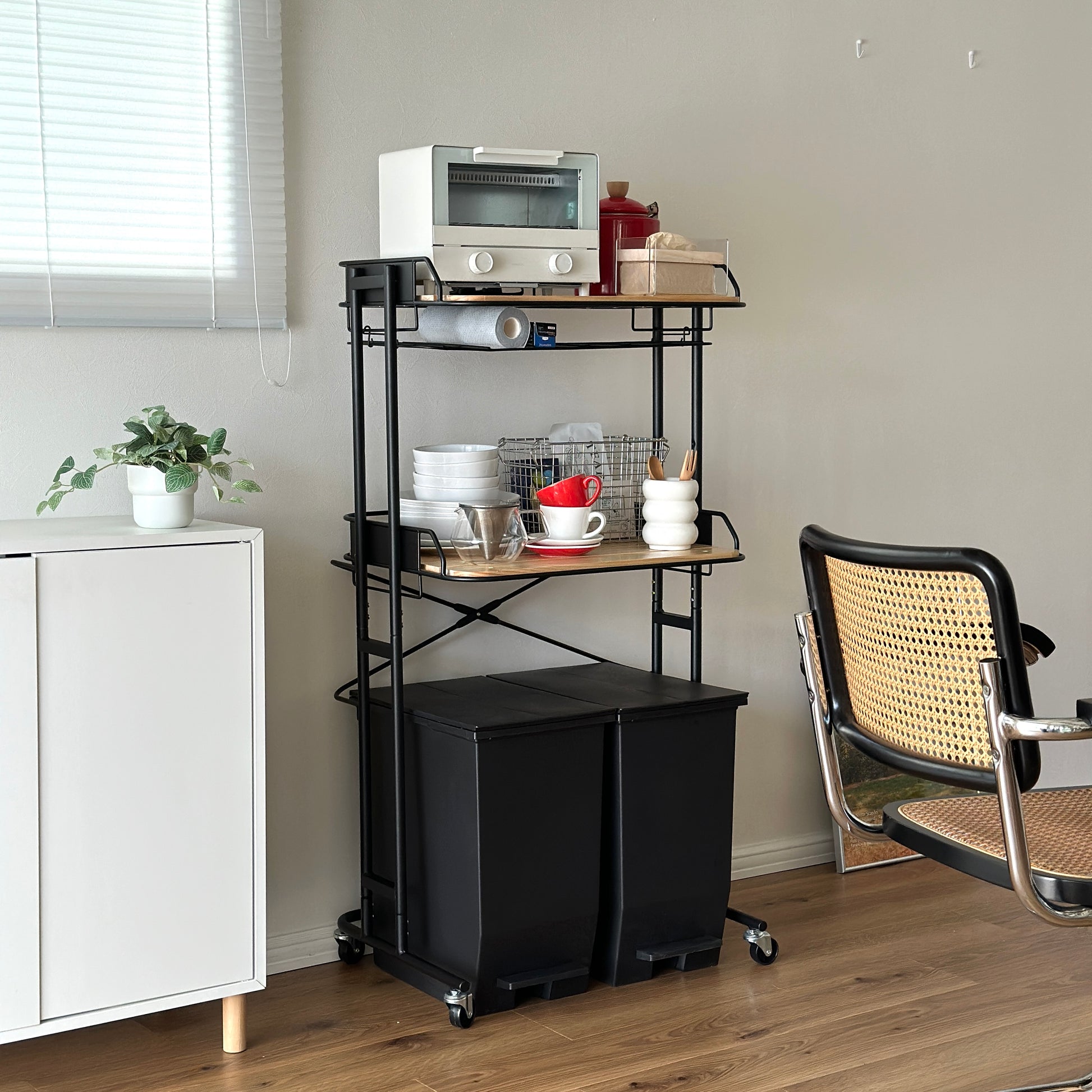 ブラックとウッドのキッチンラックにキッチン用品が置かれている様子