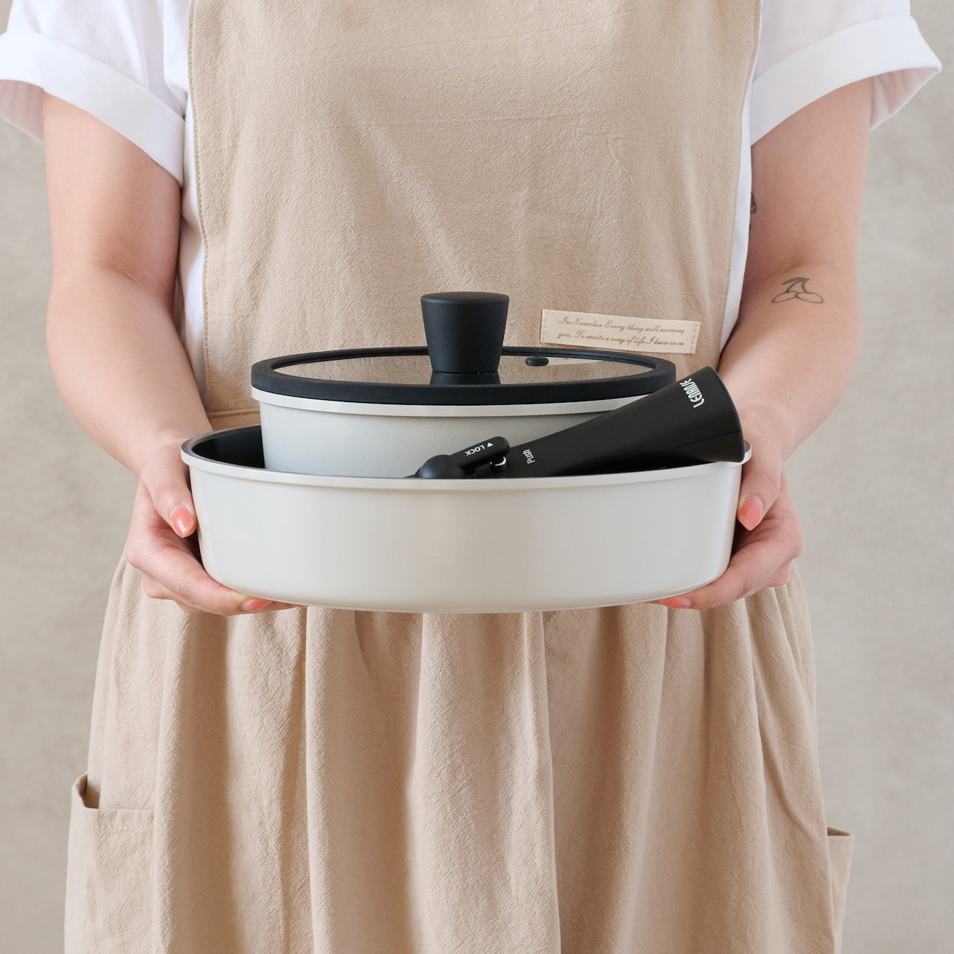 白と黒のモノクロカラーがお洒落な18cm鍋・フライパン・マルチハンドル・鍋蓋をまとめた、毎日の調理に使いやすいセット