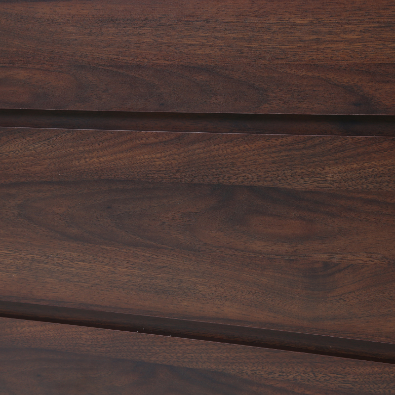 4段チェストウォルナットの棚板をアップで写している様子