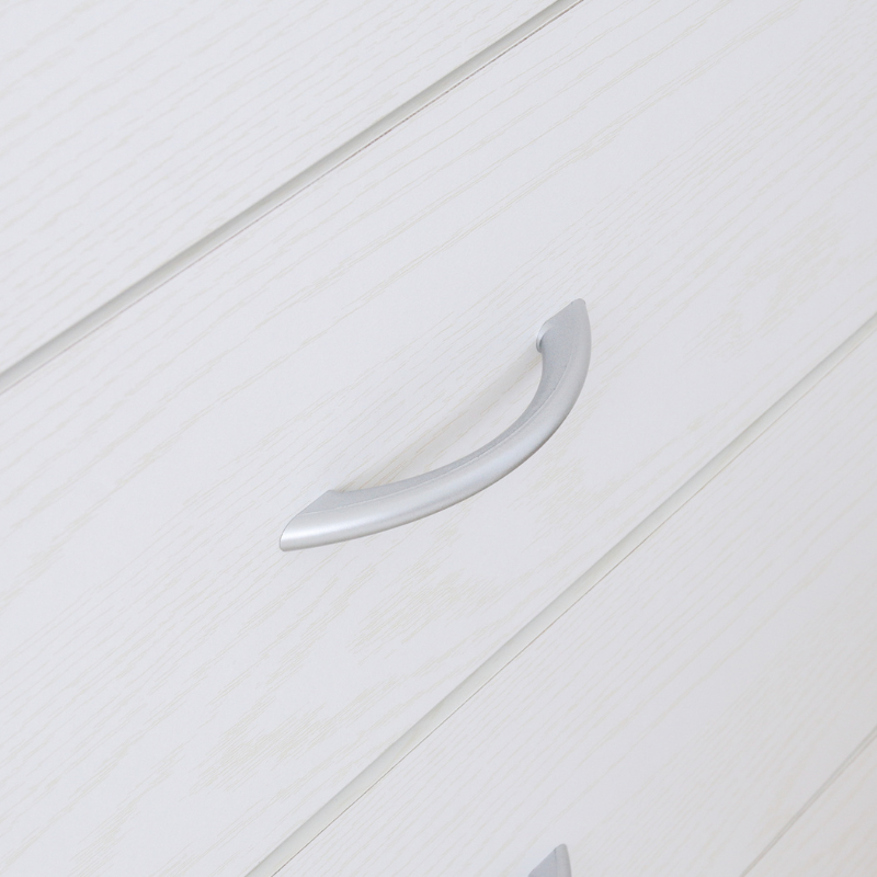 4段チェストホワイトの引き出し取手を写している様子