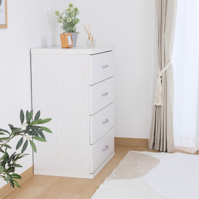 4段チェストホワイトが壁際に置いてある様子