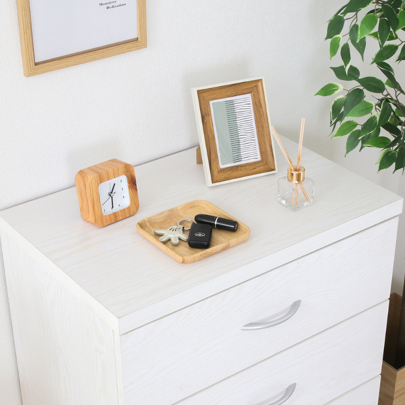 4段チェストホワイトの上部天板に雑貨類がディスプレイされている様子