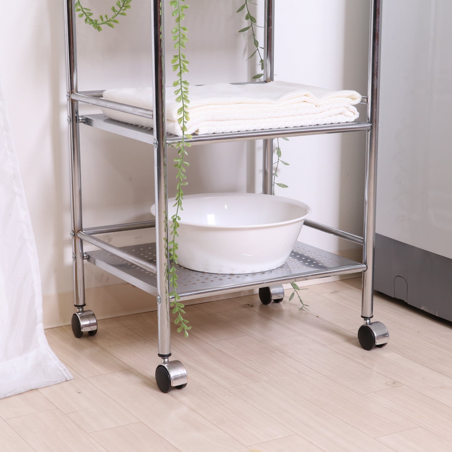 収納板がクリアのスチールワゴンに洗面グッズを置いている様子