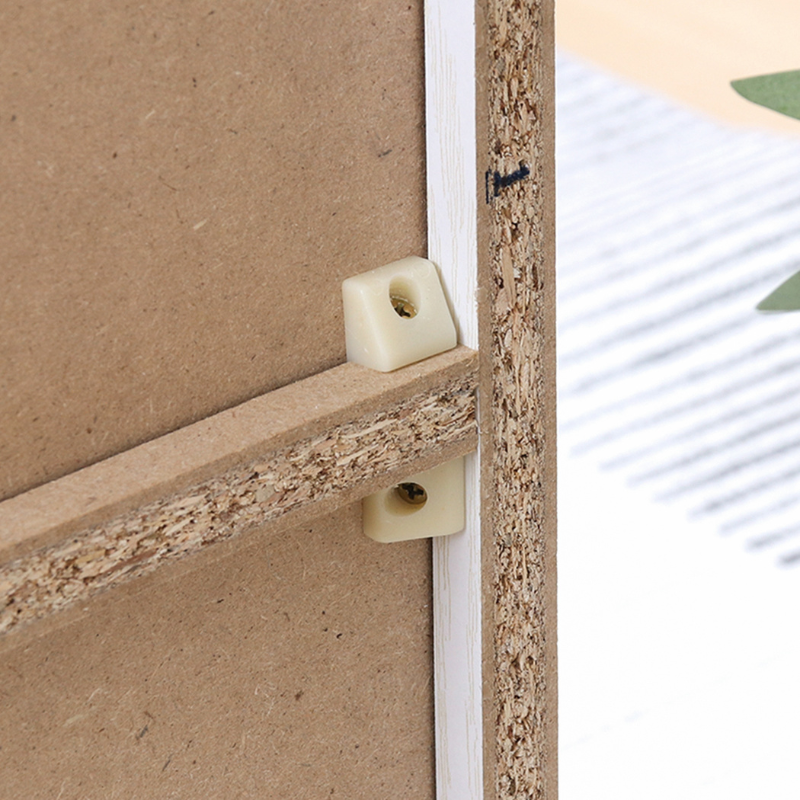 4段チェストの背面の設計を写している様子