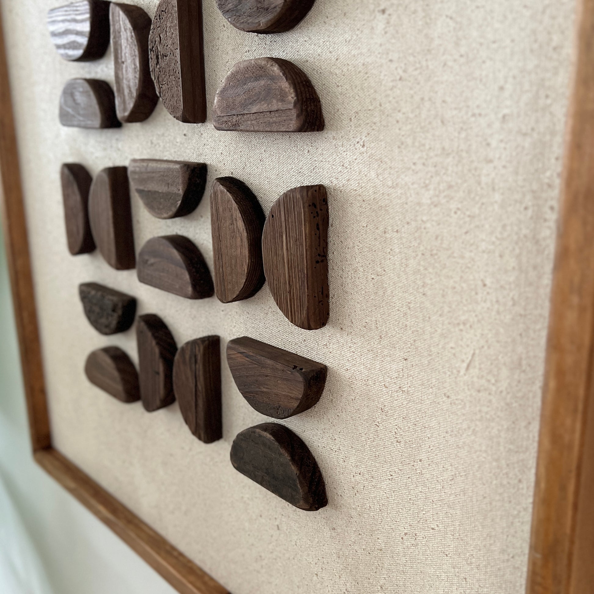 半円型の立体的なウッドパーツが幾何学的に貼り付けらえたアート