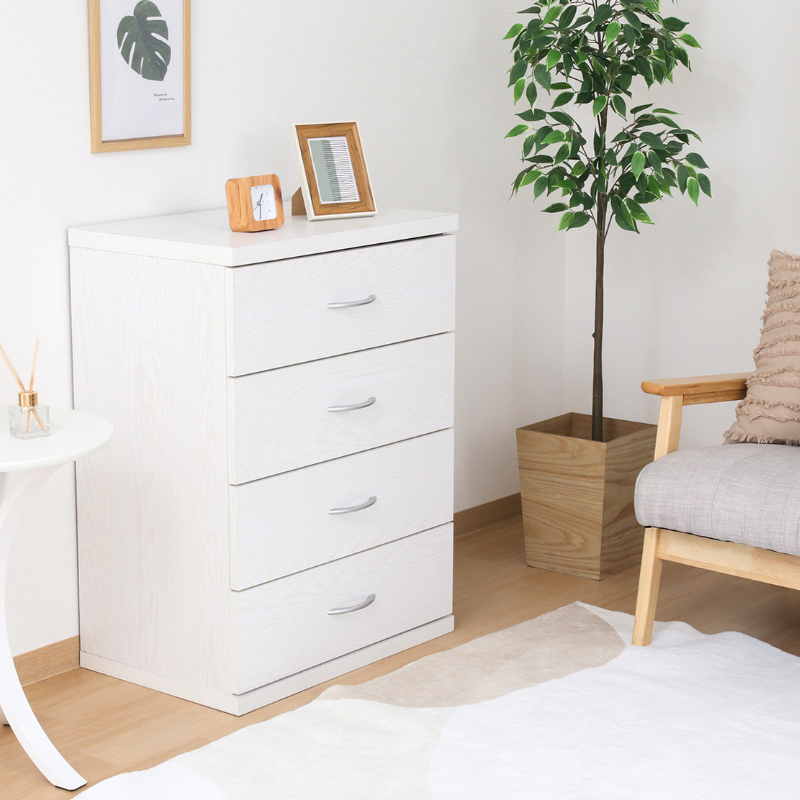 ソファ横に4段チェストホワイトが置いてある様子