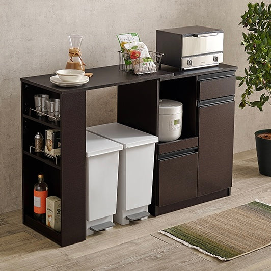 ナチュラルのキッチンボードにストック品や調理器具などが収納されている様子