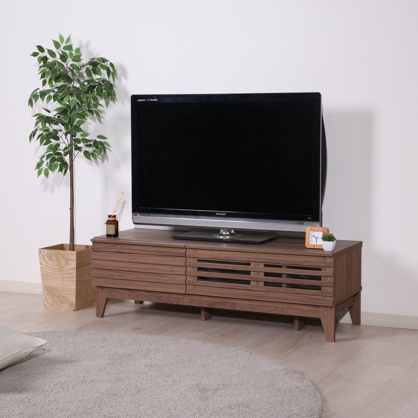 格子デザインのウォルナットのテレビボード