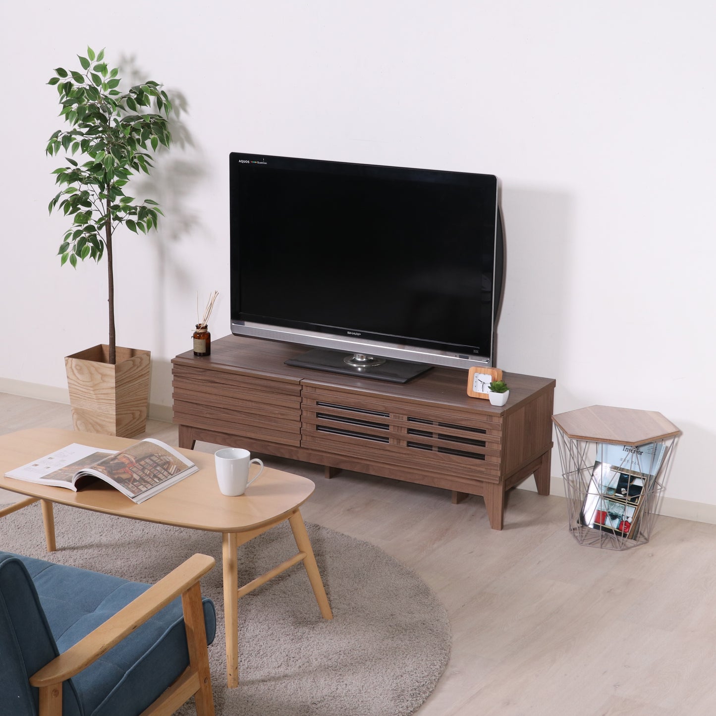 格子デザインのウォルナットのテレビボードを部屋に置いている様子