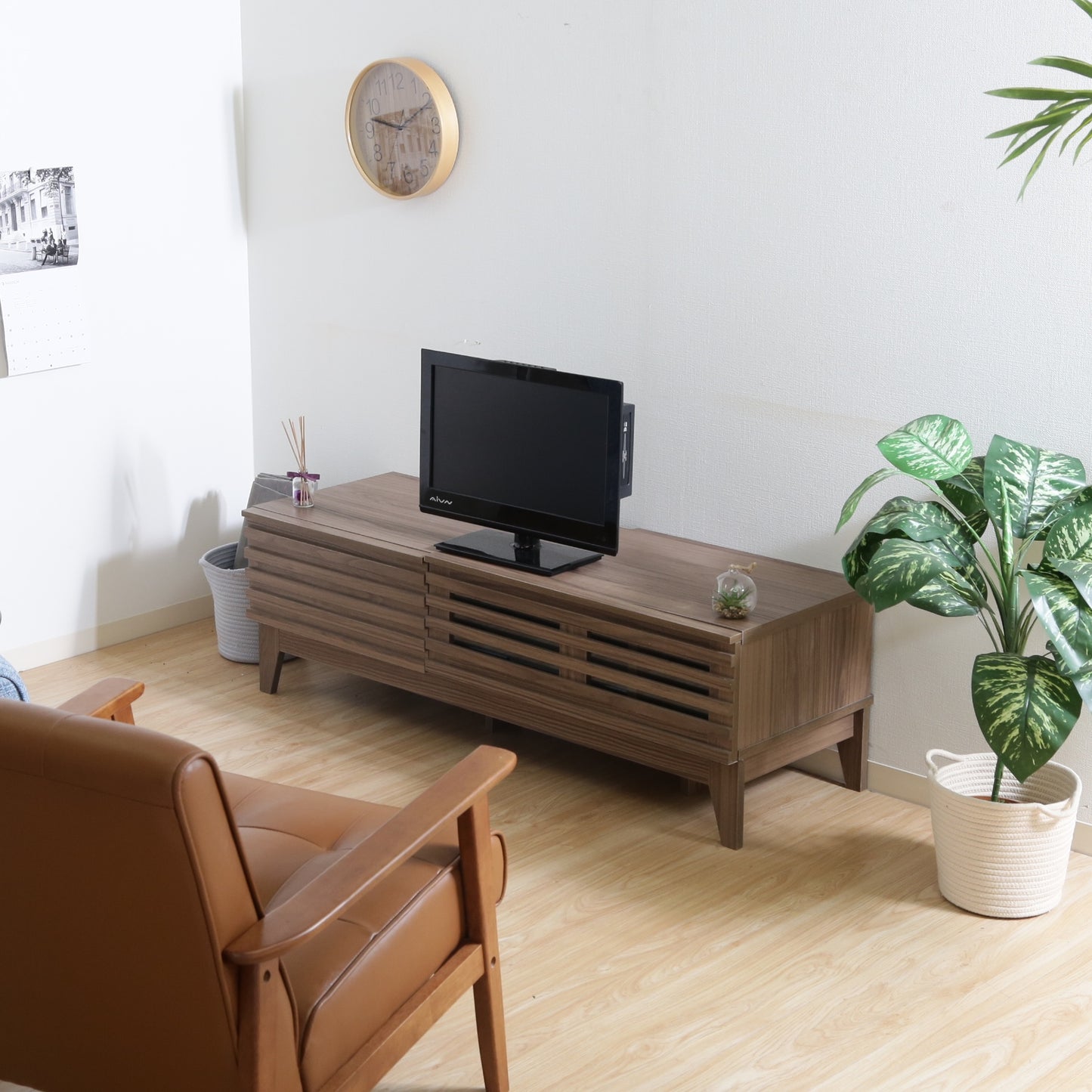 格子デザインの前開き収納付きのウォルナットのテレビボード