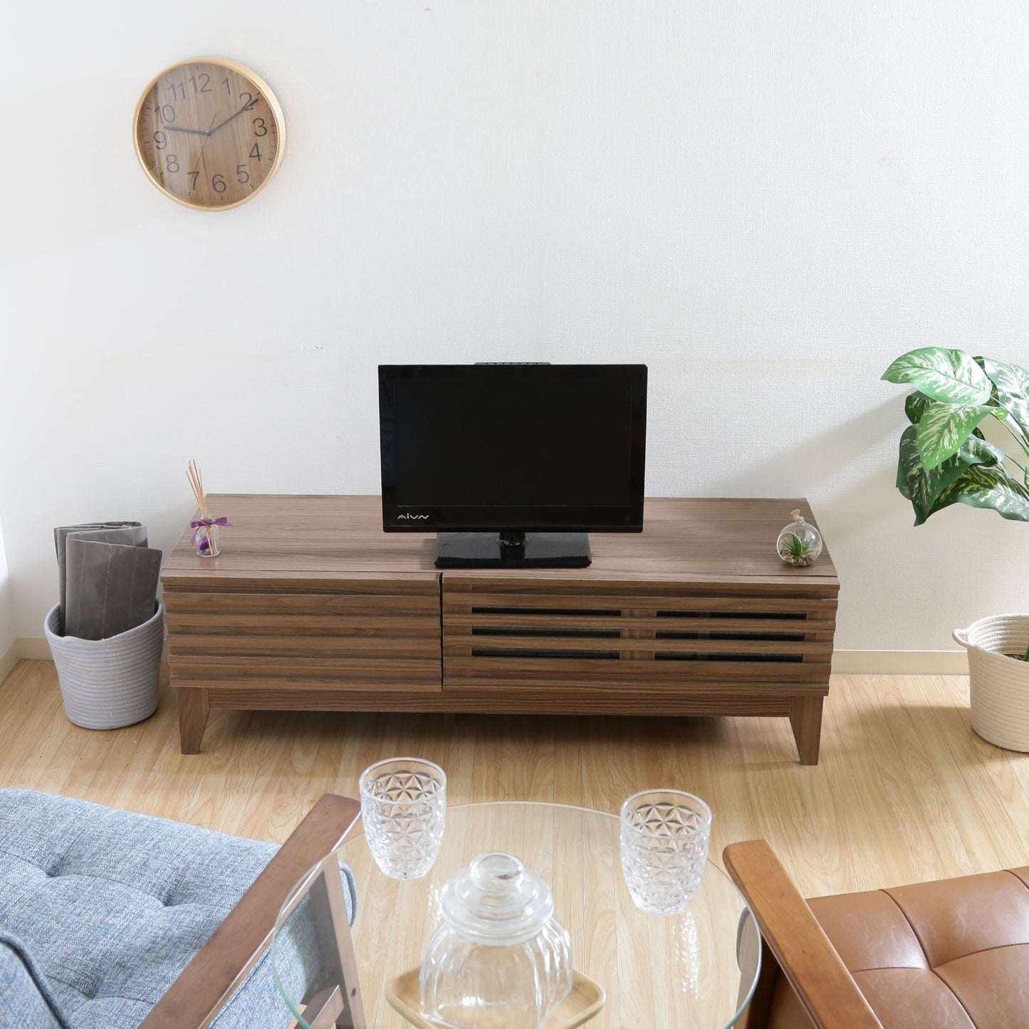 格子デザインのナチュラルウッドのテレビボードを部屋に置いている様子