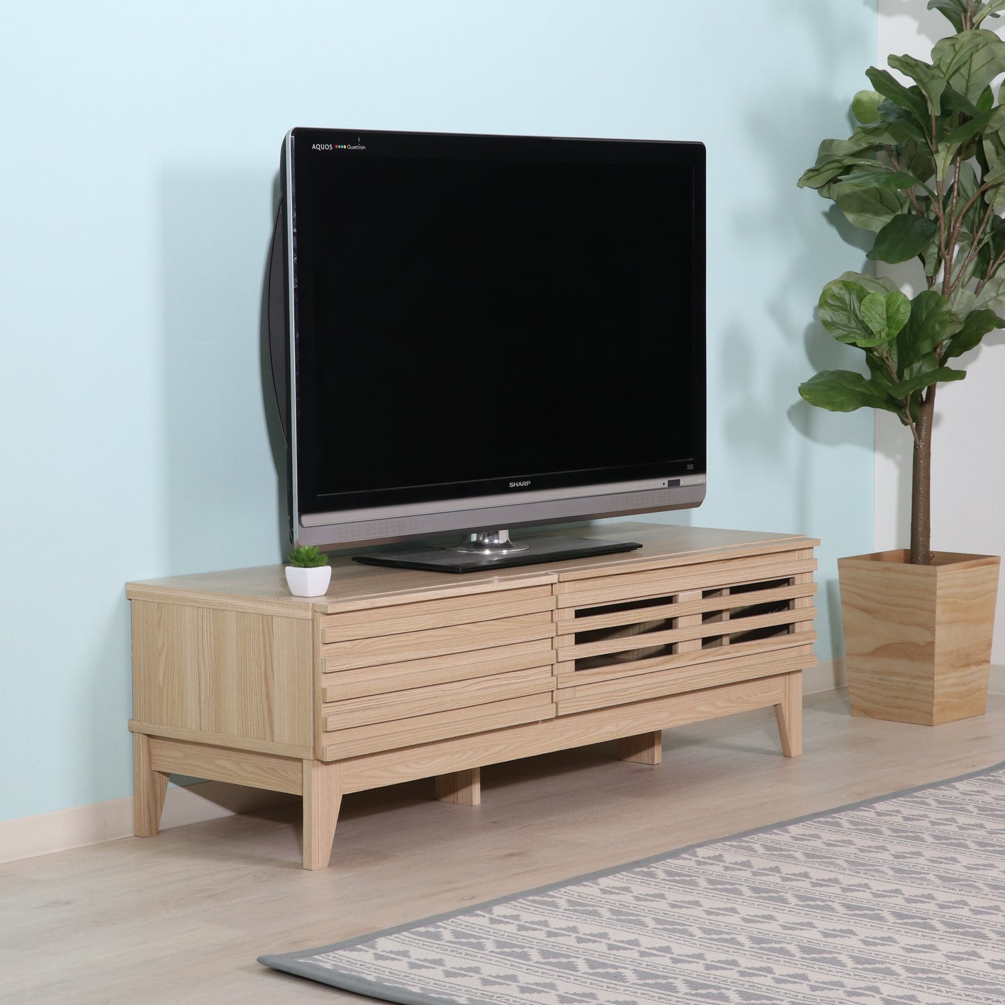 格子デザインのナチュラルウッドのテレビボード