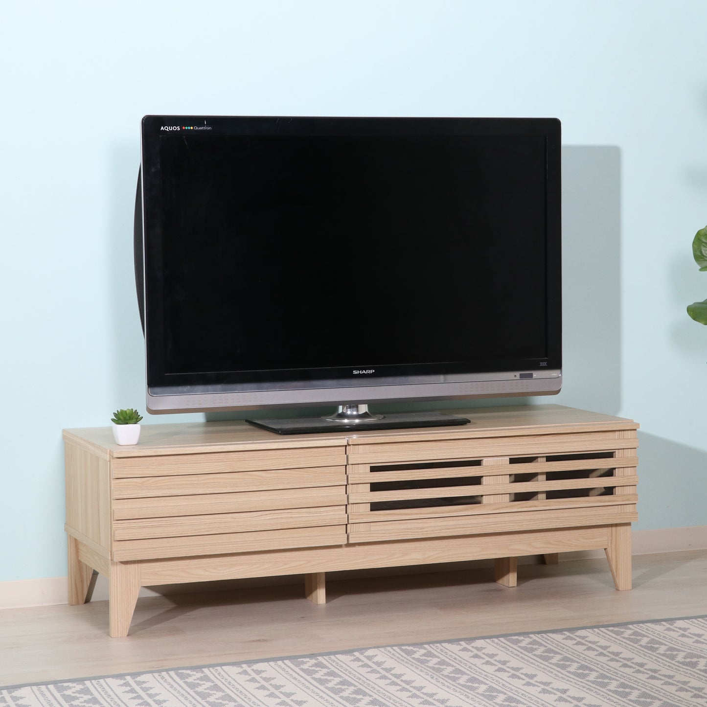 格子デザインのナチュラルウッドのテレビボード