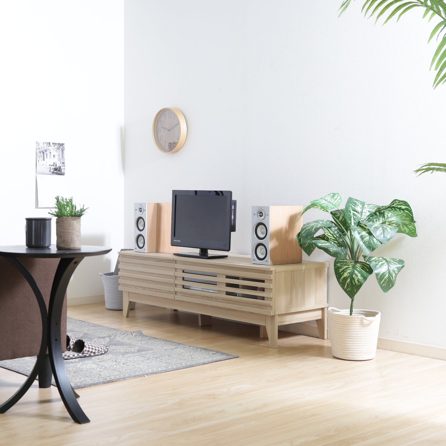格子デザインの前開き収納付きのナチュラルウッドのテレビボード