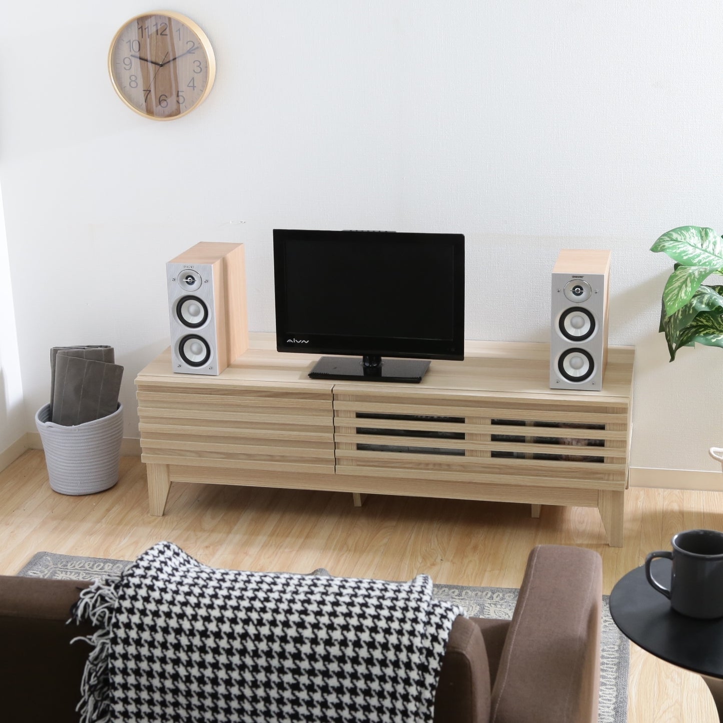 格子デザインのナチュラルウッドのテレビボードを部屋に置いている様子