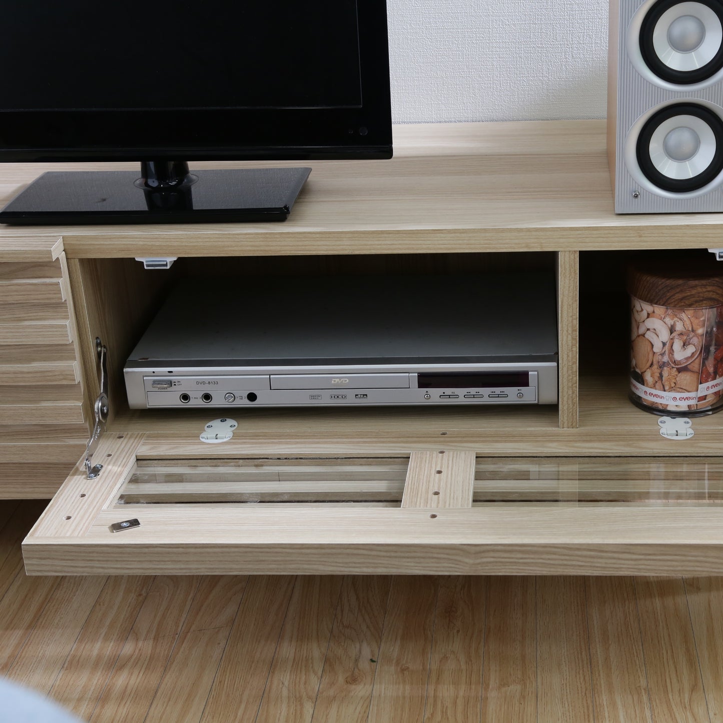 ナチュラルウッドのテレビボードの前開き収納にDVDプレイヤーが入ってある