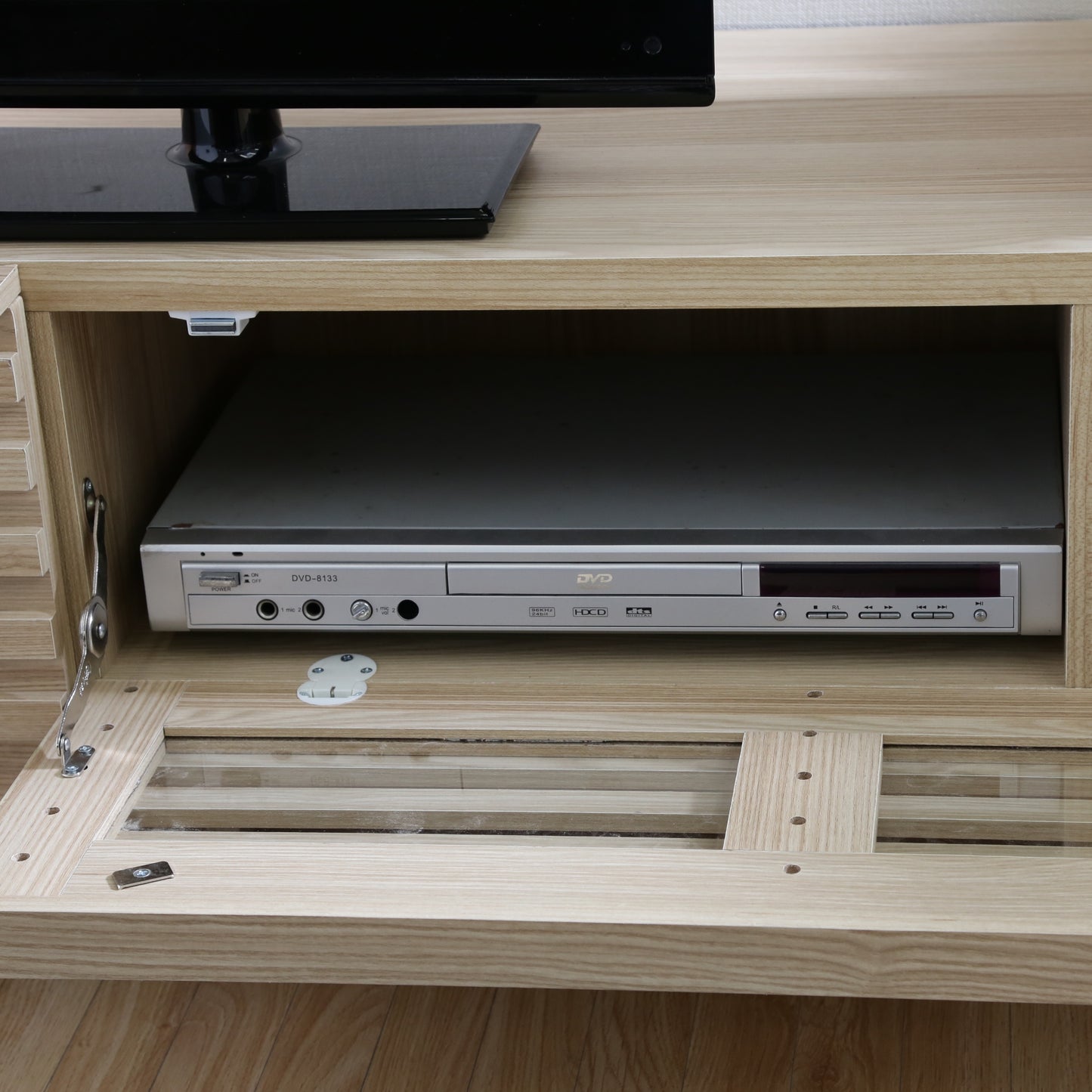 ナチュラルウッドのテレビボードの前開き収納にDVDプレイヤーが入ってある