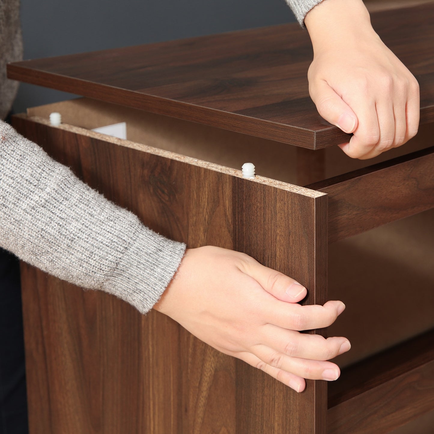 4段チェストウォルナットの組み立て接合部分を写している様子